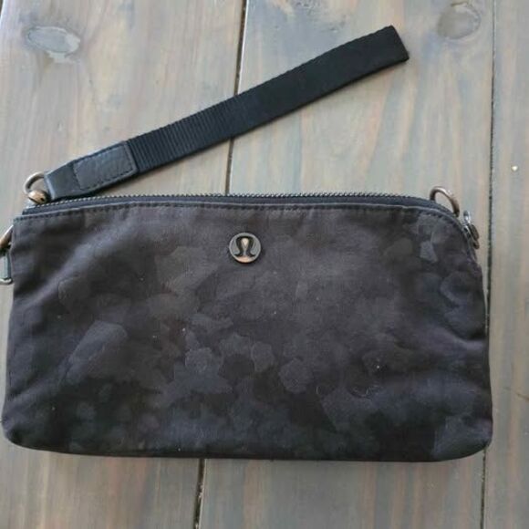 lululemon clutch purse black camo - Picture 1 of 9